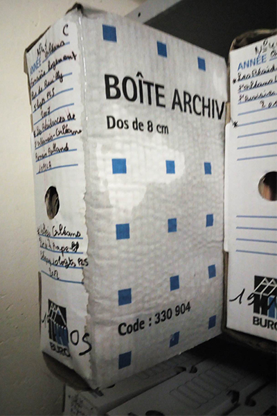 carton de classement endommagé par l’humidité 400×600